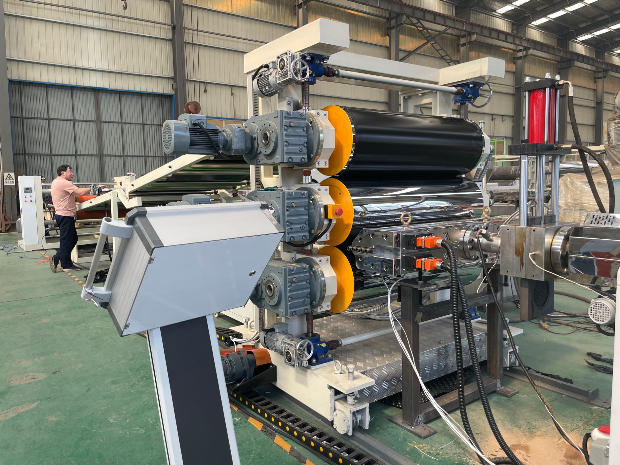 Plastic Sheet Machine Company: Key Factors for Choosing the Right Manufacturing Partner