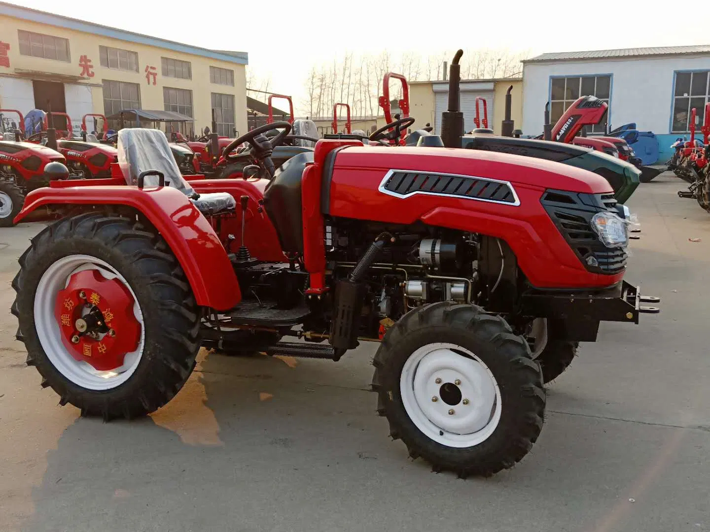 China Factory Supply 30HP 4WD Compact Mini Tractor Walking Small Garden Agricultural Machinery Farm Tractors